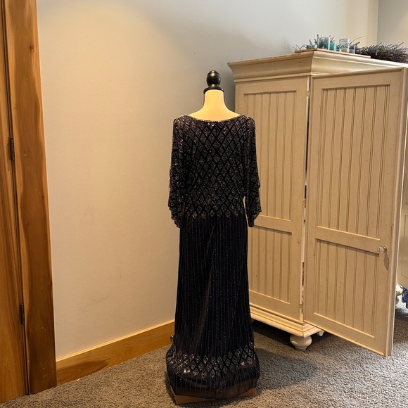 NWT Pisarro Nights beaded split sleeve gown.
6P Navy Blue - Picture 4 of 7